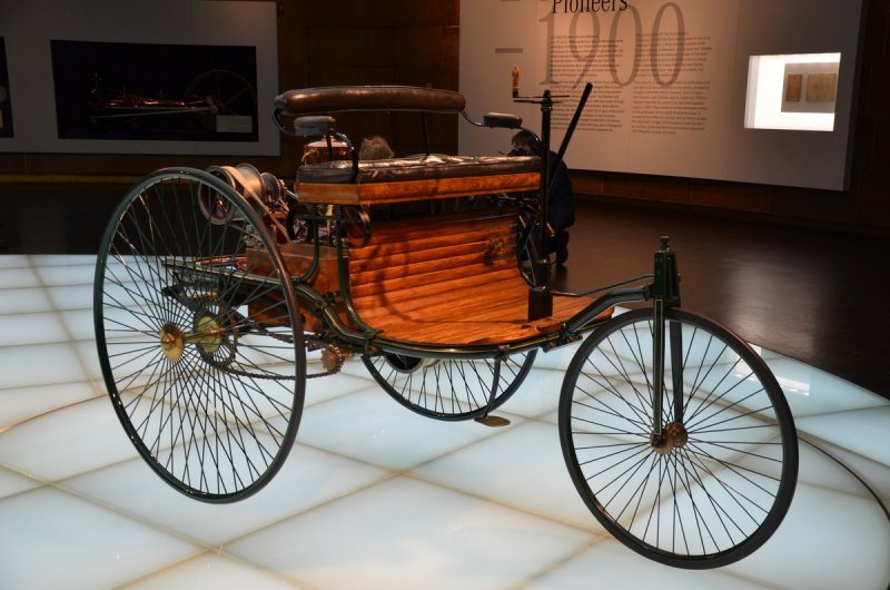 Первый автомобиль 1885 Карл Бенц