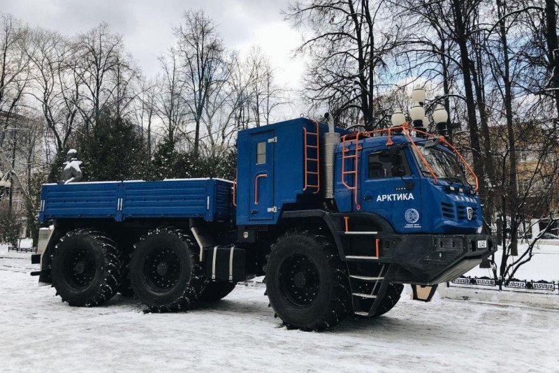 КАМАЗ Арктика 8х8 и обычный КАМАЗ.