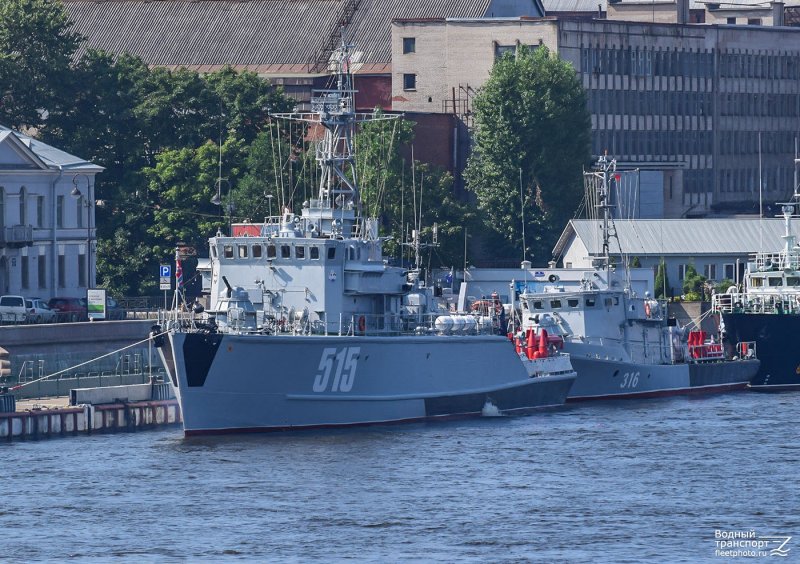 Базовый тральщик БТ-115