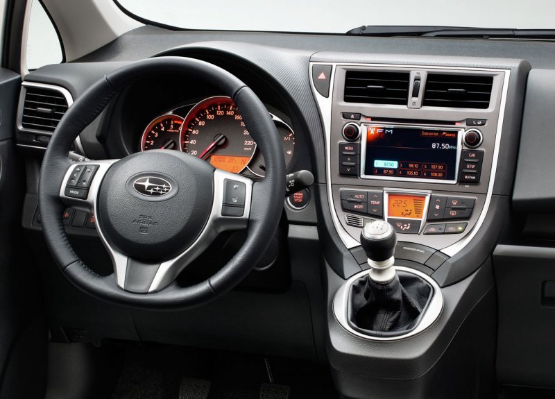 Subaru Trezia салон
