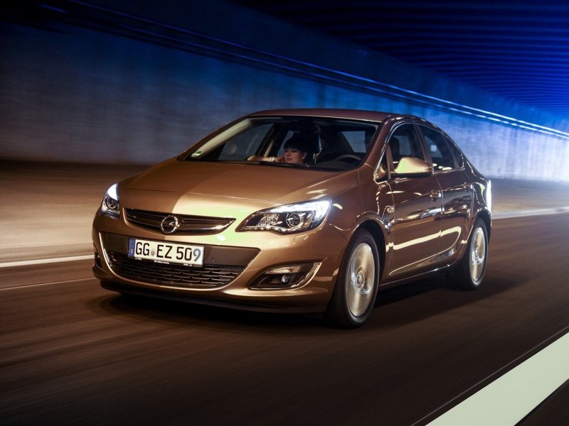 Opel Astra седан 2013