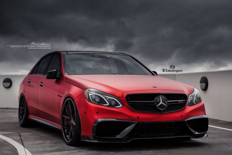 Mercedes e63 AMG красный