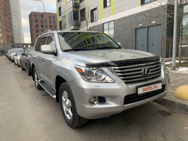 Серебристый Лексус lx570