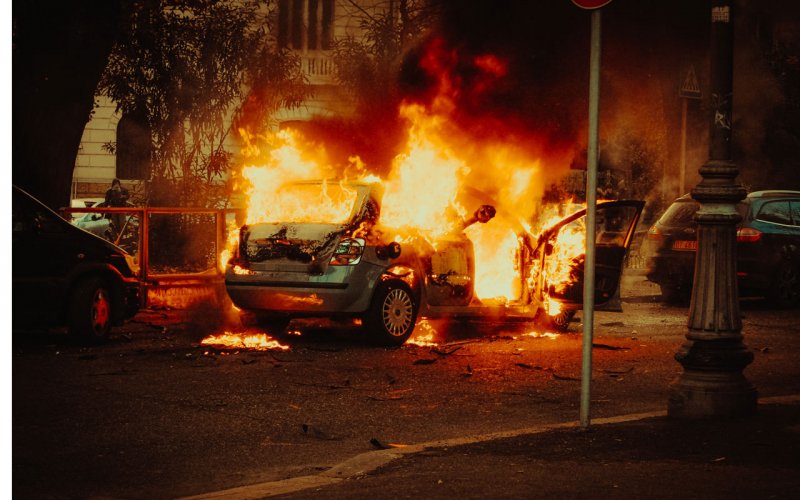 Горящий автомобиль зимой