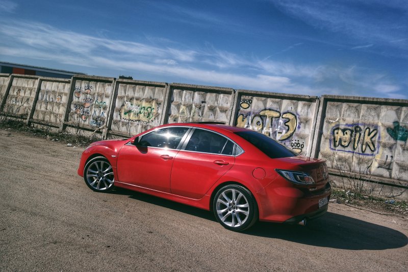 Красная Mazda 6 r19