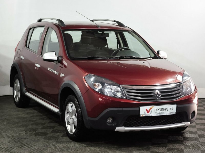 Renault Sandero красный