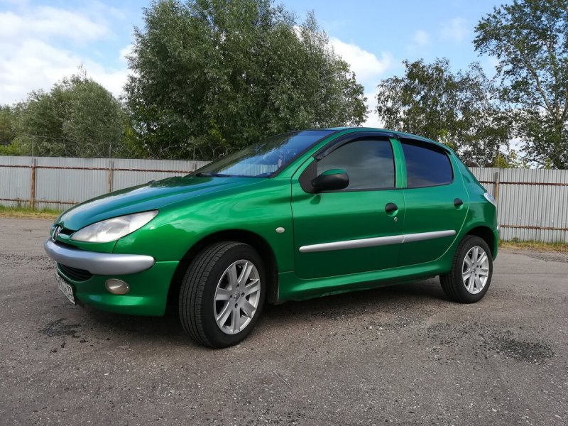Peugeot 206 зеленая