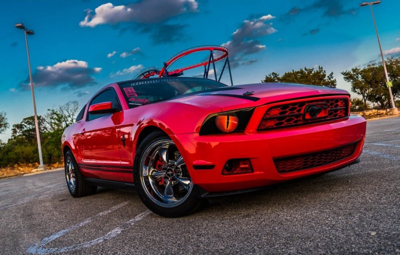 Red Ford Mustang 4л