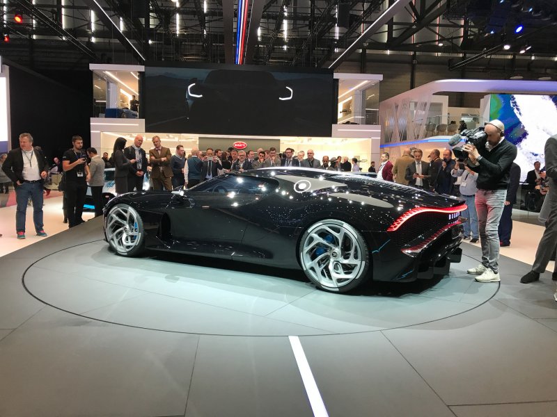 Автосалон Бугатти