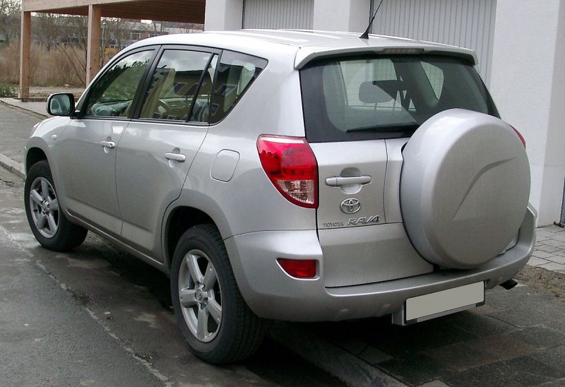 Toyota rav4 с колесом сзади