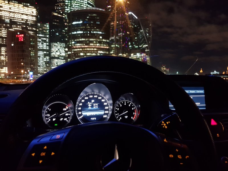 Вид из салона автомобиля