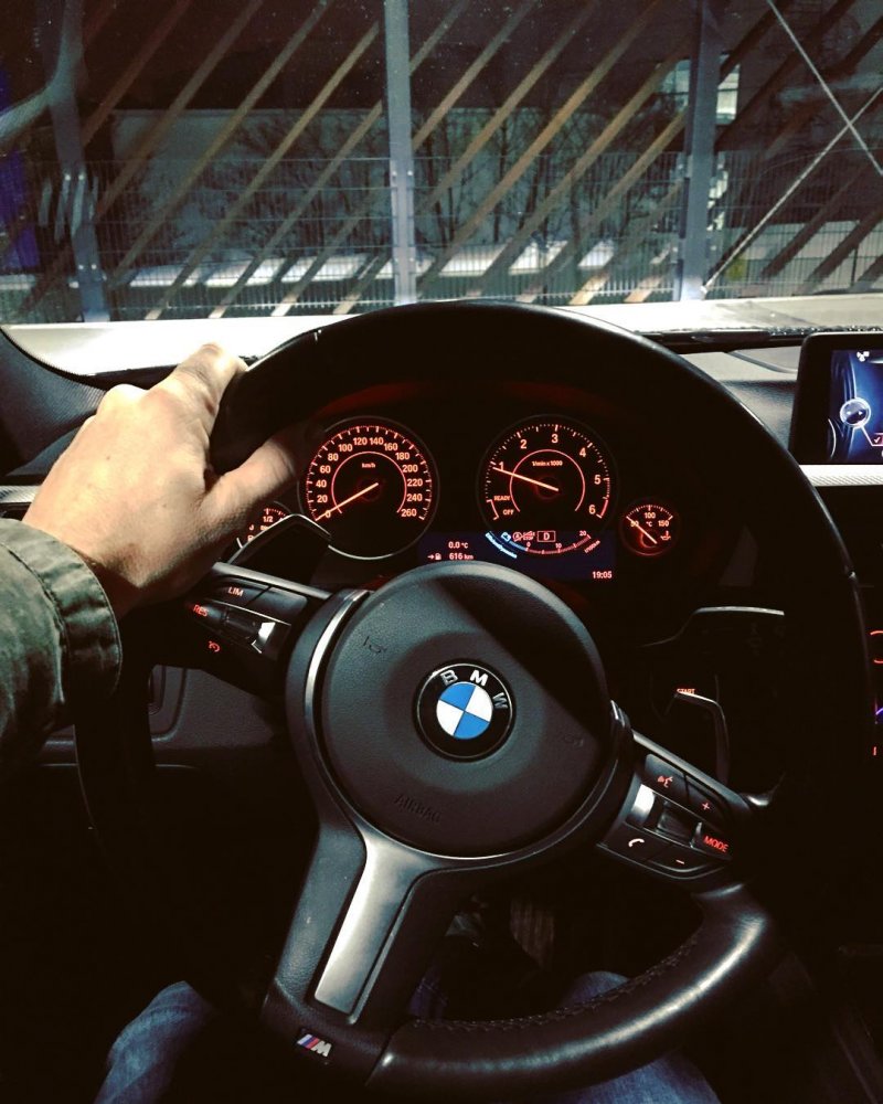 Мужчина за рулем BMW