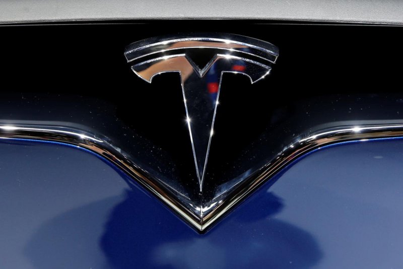 Tesla значок на машине