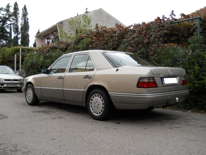 Mercedes- Benz 250e w124
