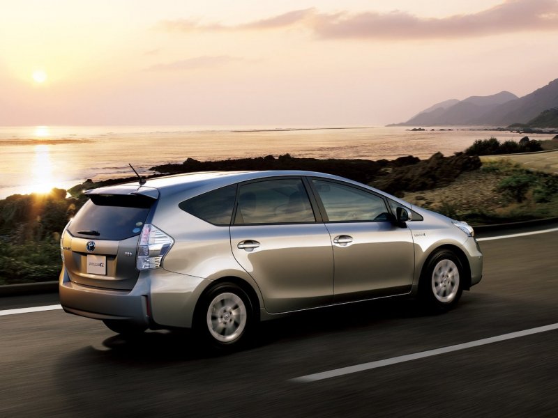 Toyota Prius Alpha 2015