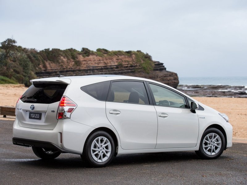 Toyota Prius Alpha 2017