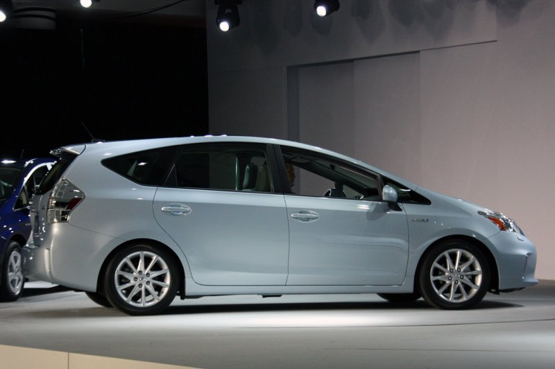Toyota Prius Alpha 2014