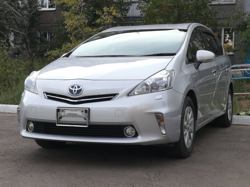 Toyota Prius Alpha 2015