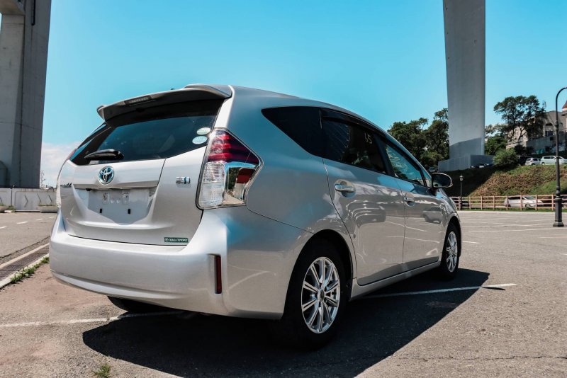 Toyota Prius Alpha 2015