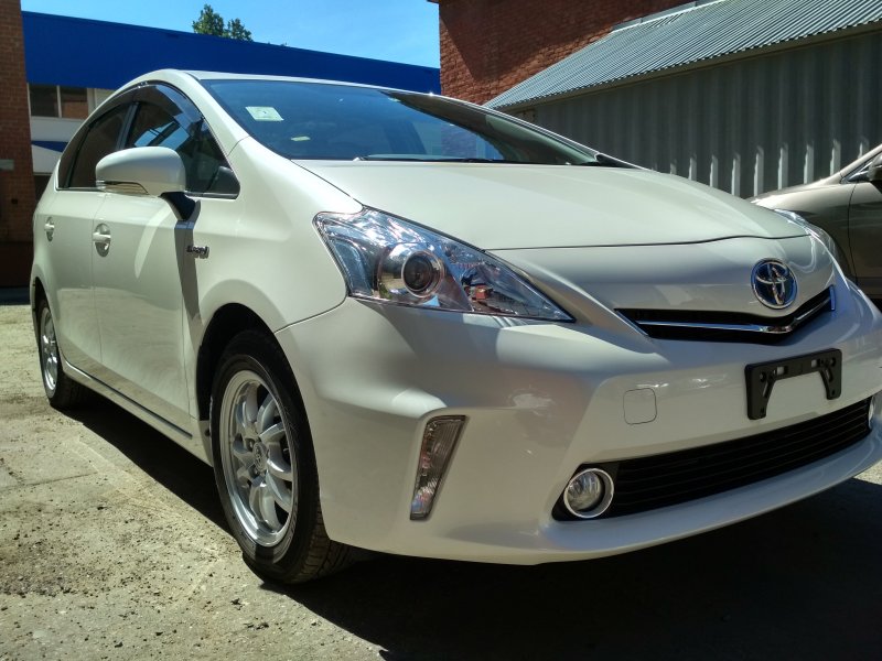Toyota Prius Alpha 2013