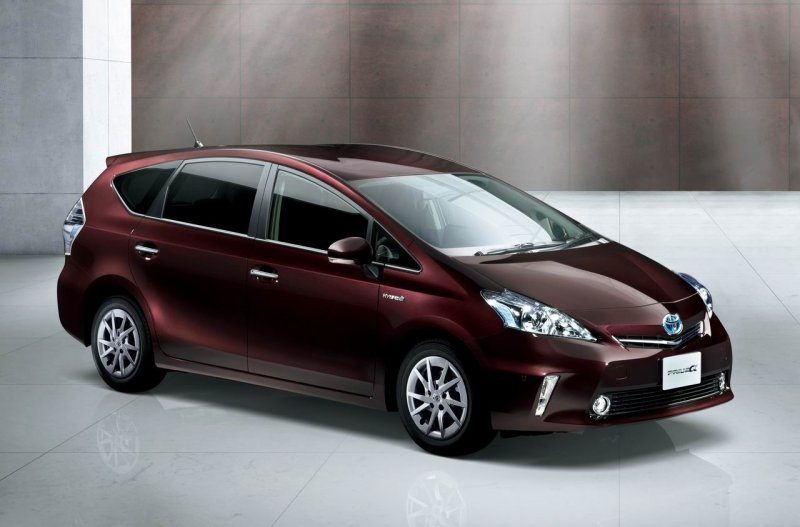 Toyota Prius Alpha 2015