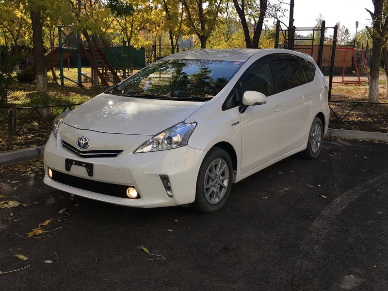 Toyota Prius Alpha 2014
