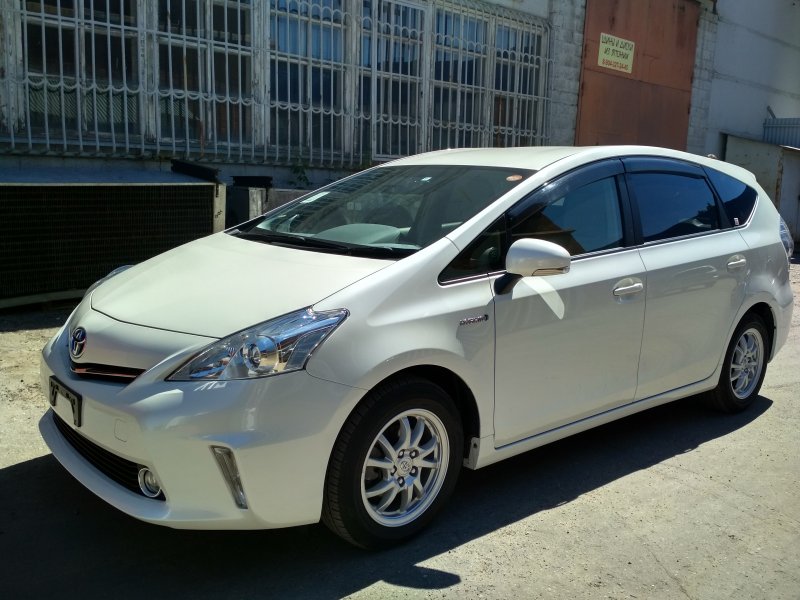 Toyota Prius Alpha 2015