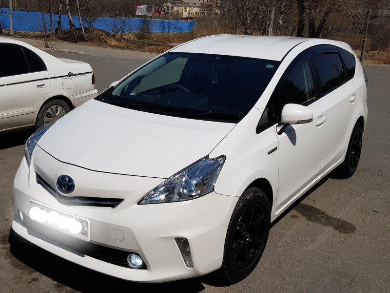 Тойота Приус Альфа 2020