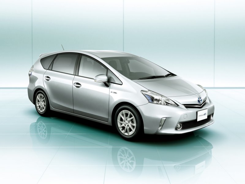 Toyota Prius Alpha 2013