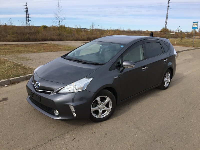 Toyota Prius Alpha 2014