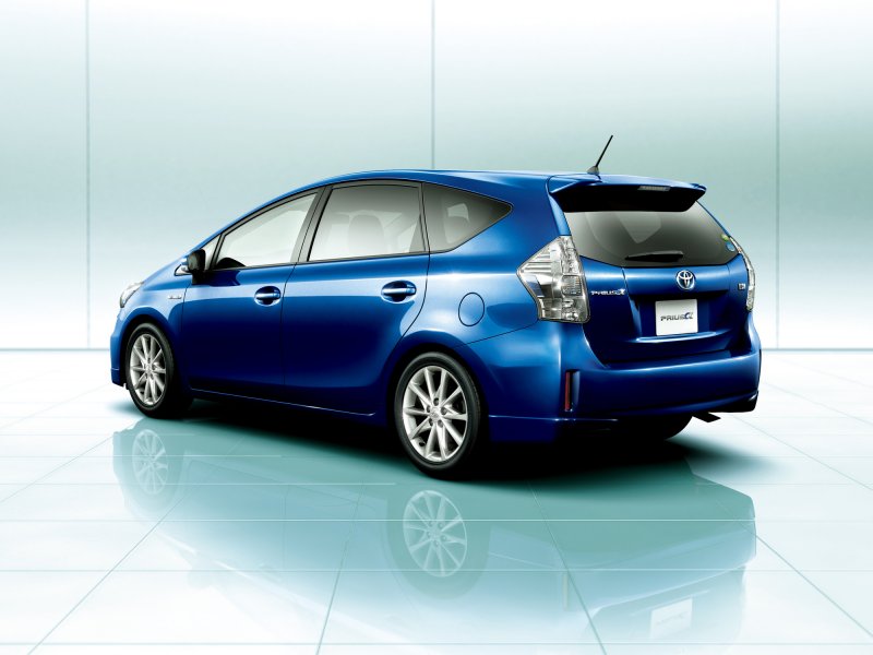 Toyota Prius Alpha 2011