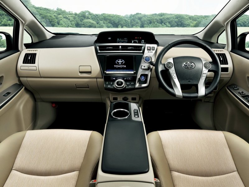 Toyota Prius Alpha 2015