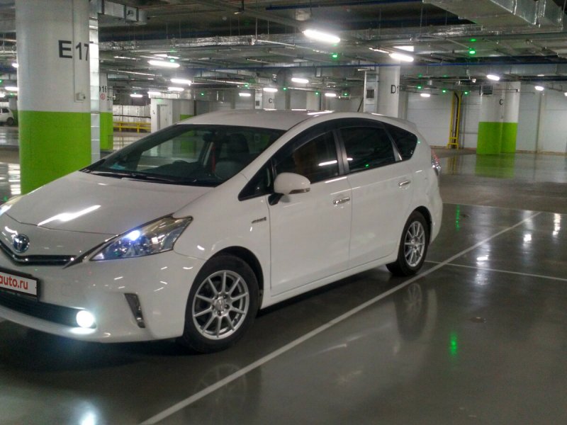 Toyota Prius Alpha 2013