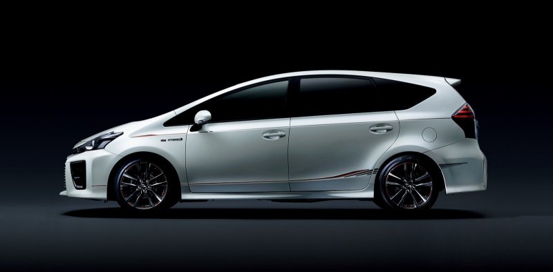 Toyota Prius Alpha 2013
