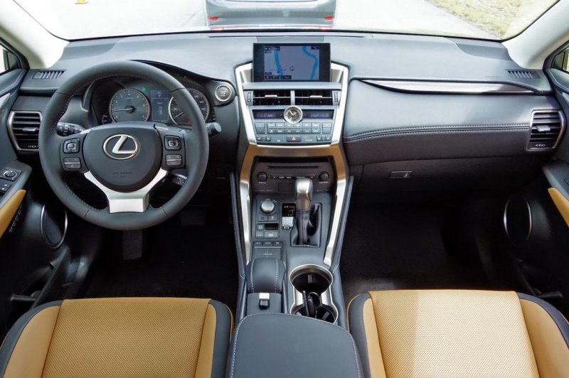 Lexus NX 200t салон