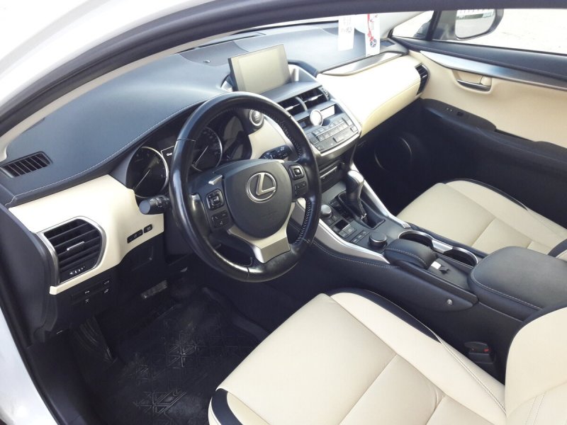 Лексус кроссовер NX салон