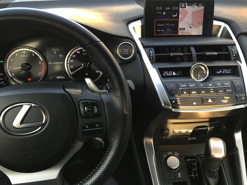 Lexus NX 200t салон