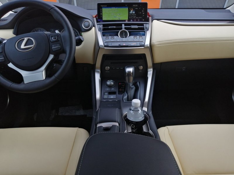 Лексус NX 200 салон