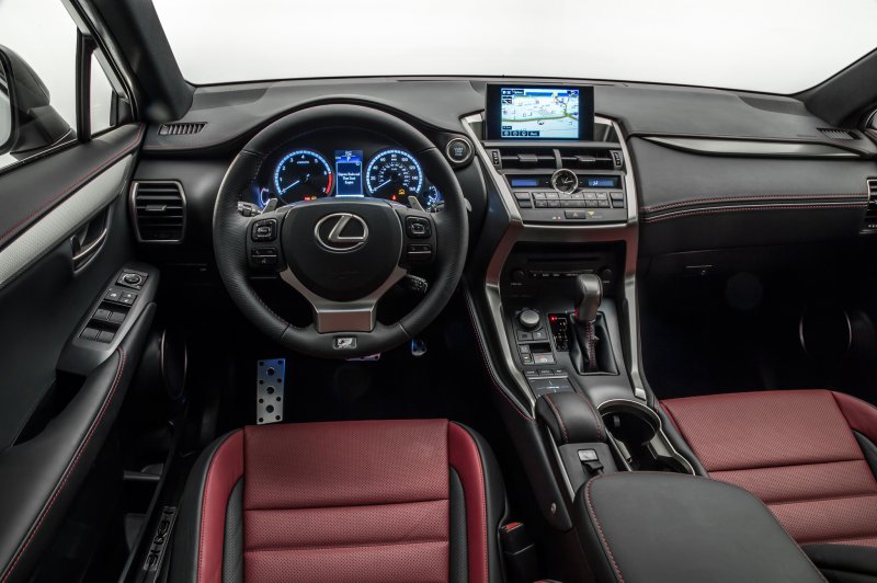 Lexus NX 300h салон