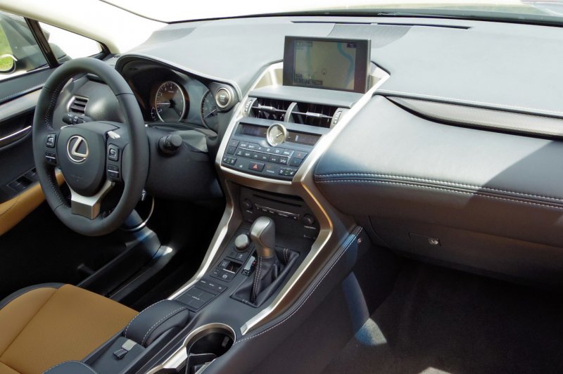 Lexus NX 200 салон