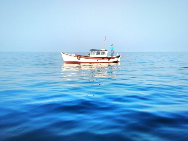 Лодка катер в море