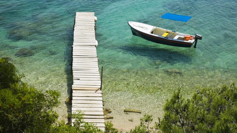 Прозрачная вода в море