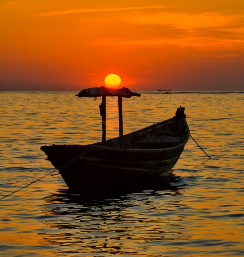 Рыбацкая лодка в море