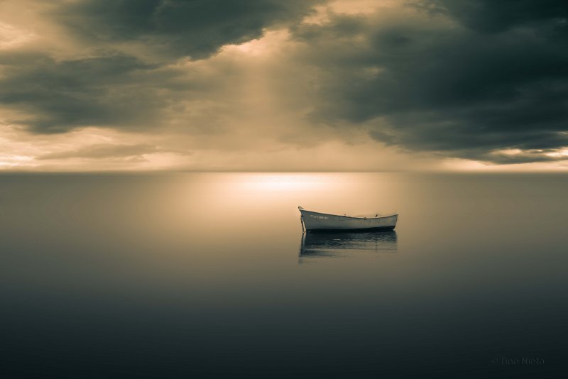 Одинокая лодка в море