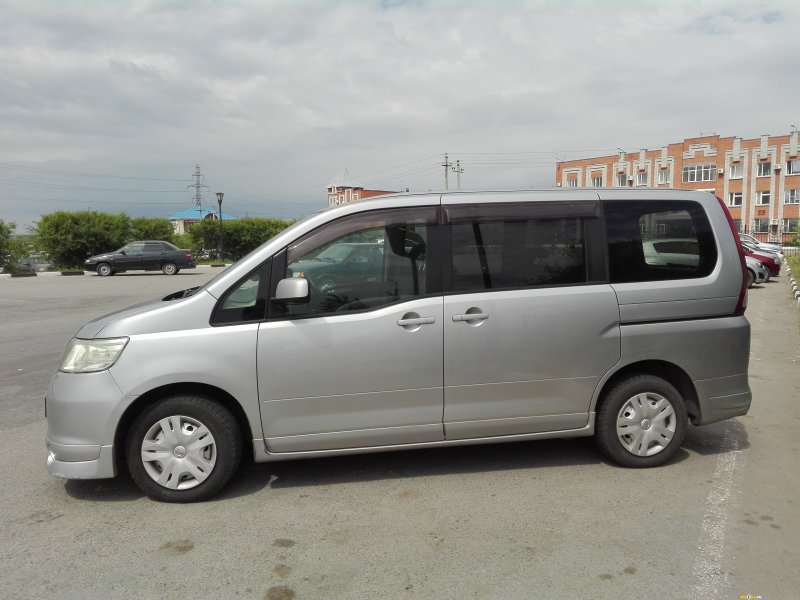 Nissan Serena белый