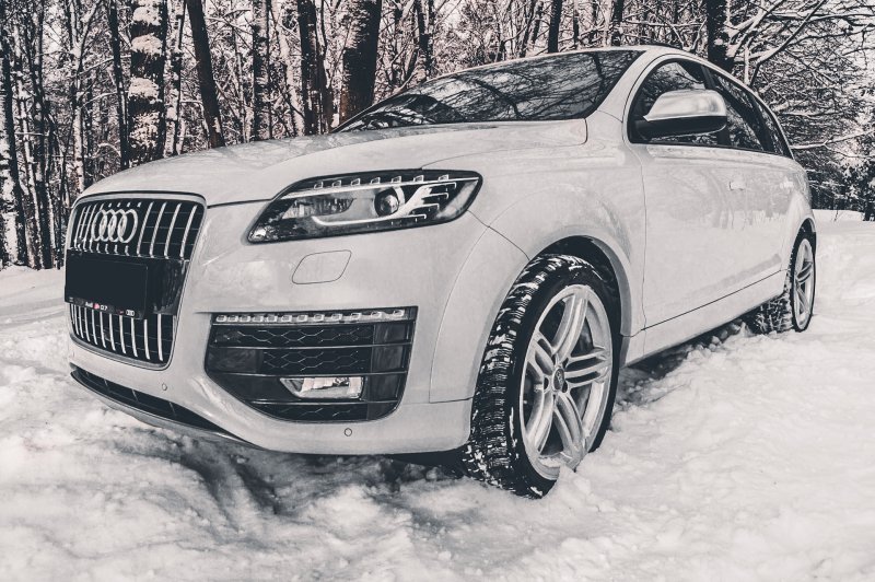 Ауди q7 в лесу