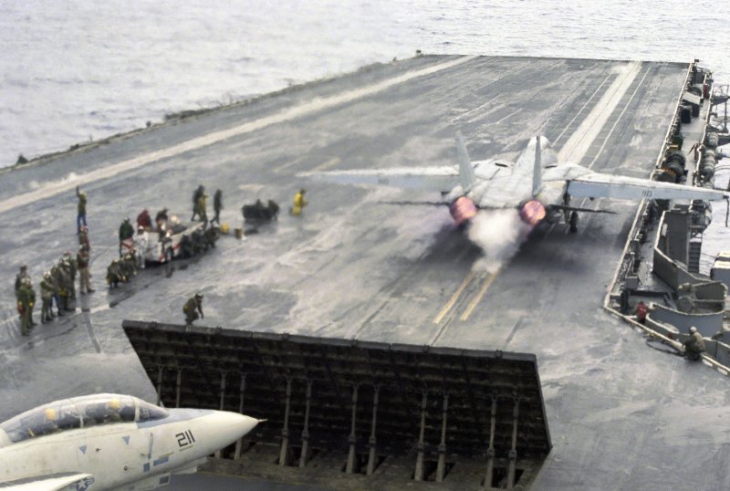 F14 взлет с авианосца