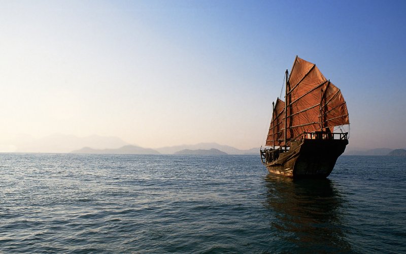 Старинный корабль в море