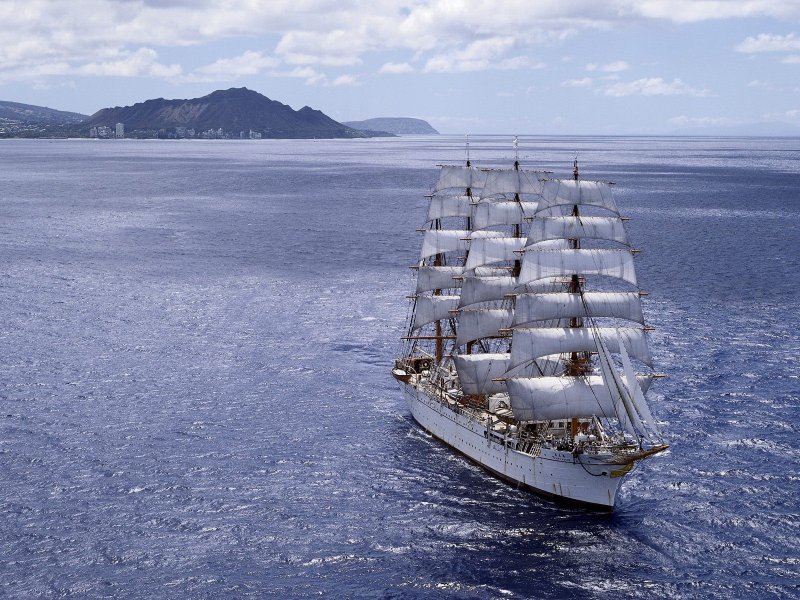 Парусник в море