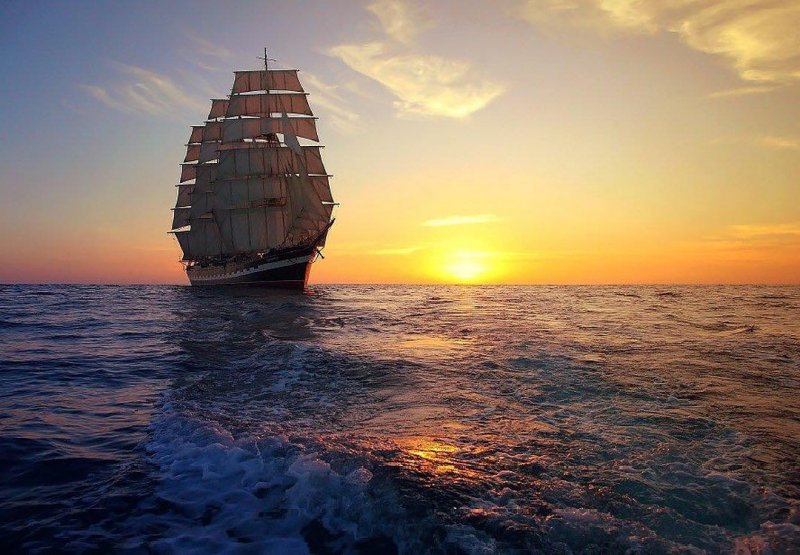 Корабль в море